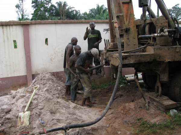 Brunnenbohrung in Ihube, Nigeria