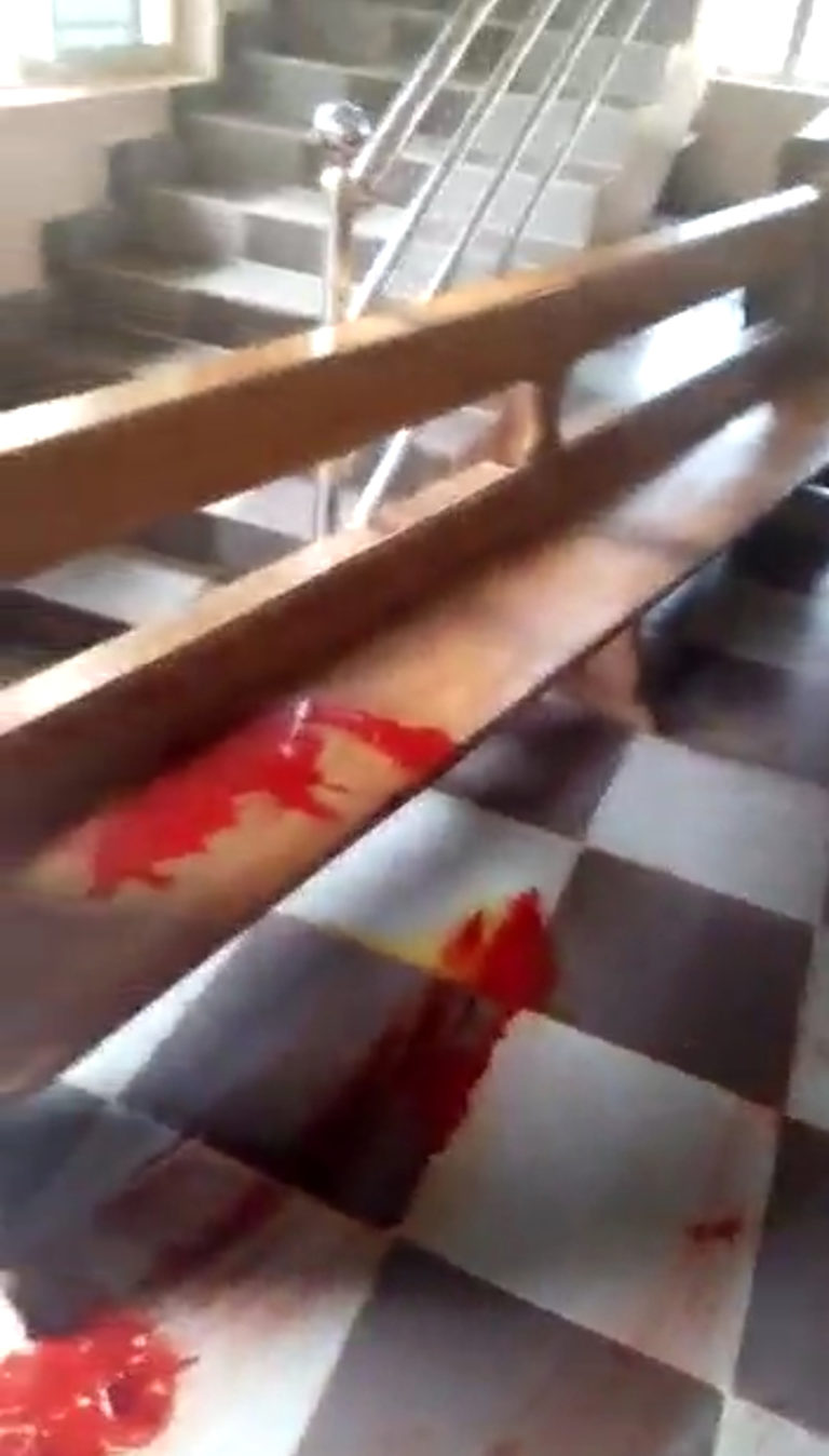 Auf dem Bild sind die Bänke einer Kirche in Ozubulu zu sehen, auf denen Blut zu erkennen ist. Die Aufnahme dokumentiert die Folgen einer Schießerei, die sich in der Kirche ereignet hat. Die Gewalt gegen Christen in Nigeria hat in den vergangenen Jahren zugenommen und stellt ein alarmierendes Problem dar.