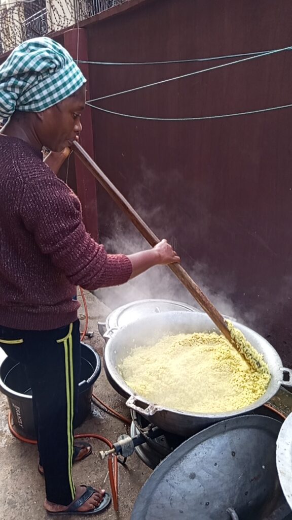 Jollof Rice, Fried Rice & Ziegenfleisch: Ein Tag mit Egbe, Catering in Nigeria – Projekt: Berichte über Mikrofinanzdarlehen, Einblicke, Erfahrungen, Erfahrungsberichte, Nigeria - wussten Sie schon ...? | HIFA Hilfsorganisation