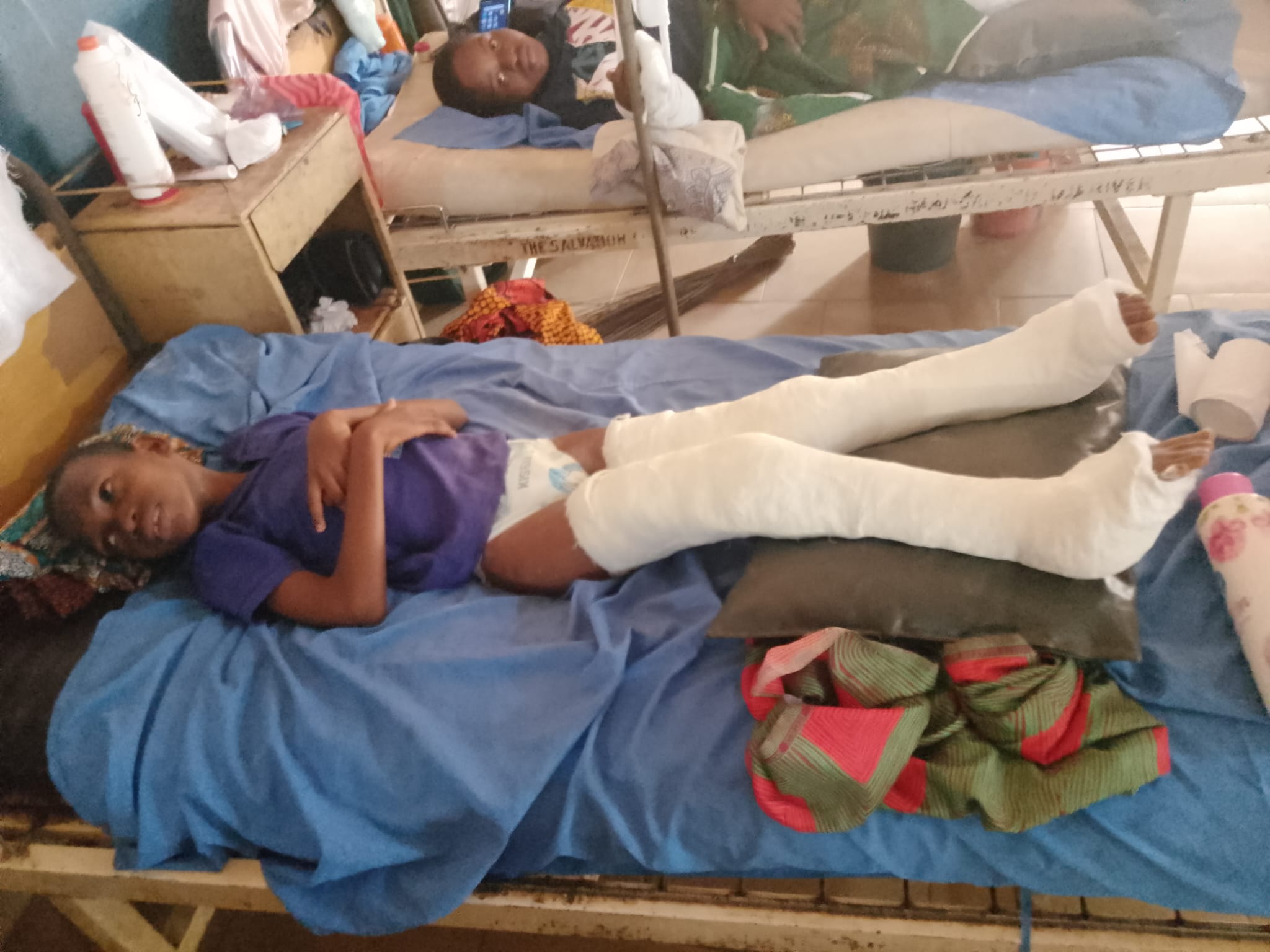 Enfant opéré au centre de rééducation d'Ozubulu – traitement médical et rééducation
