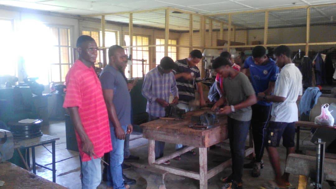 Bild einer Schlosserei im HIFA SPC Skills Acquisition Center in Ikot Ansa, Calabar. Auszubildende erlernen hier Metallbautechniken, darunter Schweissen und Herstellung verschiedener Dinge, um ihre handwerklichen Fertigkeiten zu entwickeln.