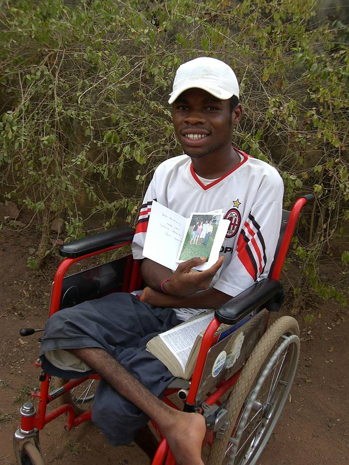 Patenschaft - Slider - afrikanischer Junge im Rollstuhl - Nigeria