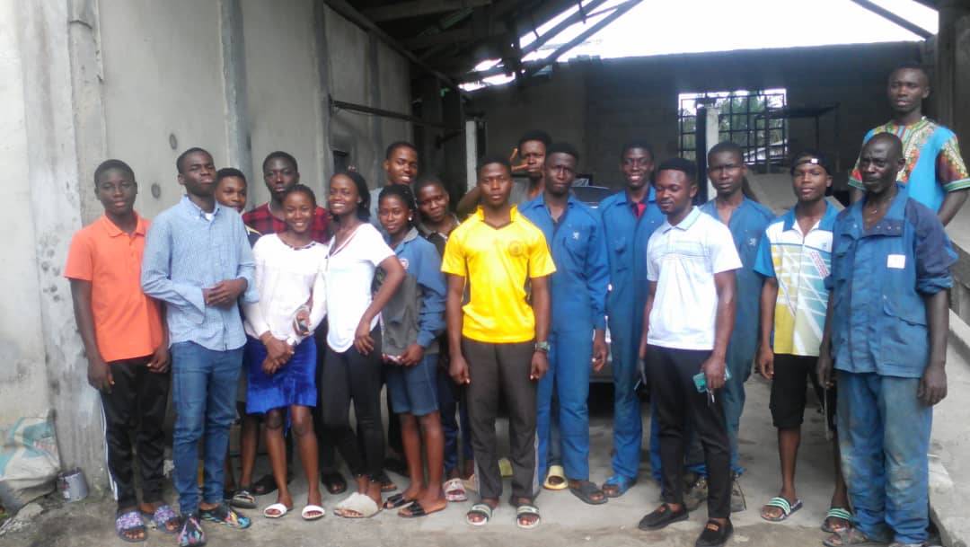 Bild einer KFZ-Werkstatt im HIFA SPC Skills Acquisition Center in Ikot Ansa, Calabar. Junge Auszubildende erlernen hier Automechanik und erwerben praktische Fähigkeiten in der Reparatur und Wartung von Fahrzeugen.