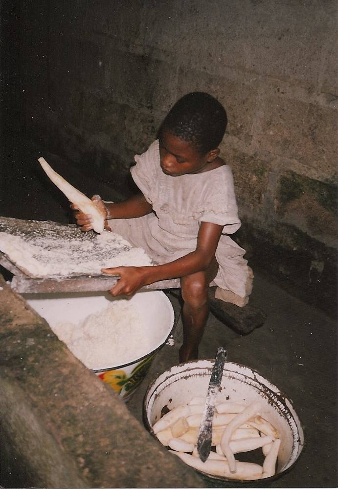  Afrikanisches Kind - Arbeiten - Kochen