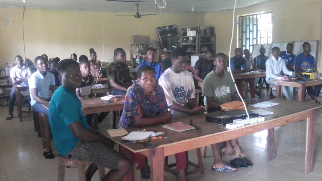 Bild einer Elektrik- und Elektronikwerkstatt im HIFA SPC Skills Acquisition Center in Ikot Ansa, Calabar. Junge Auszubildende erlernen hier grundlegende elektrische und elektronische Fähigkeiten, um eine fundierte Berufsausbildung zu erhalten.