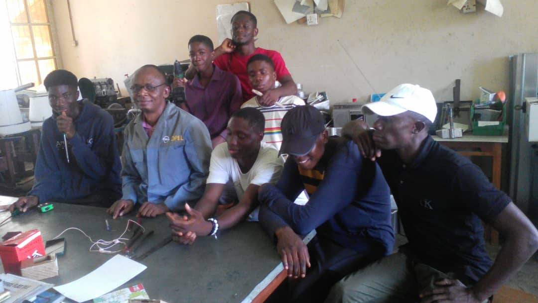 Bild einer Bauspenglerei im HIFA SPC Skills Acquisition Center in Ikot Ansa, Calabar. Auszubildende erlernen hier handwerkliche Fähigkeiten wie Blechbearbeitung, Dachabdichtung und Installation von Dachrinnen.