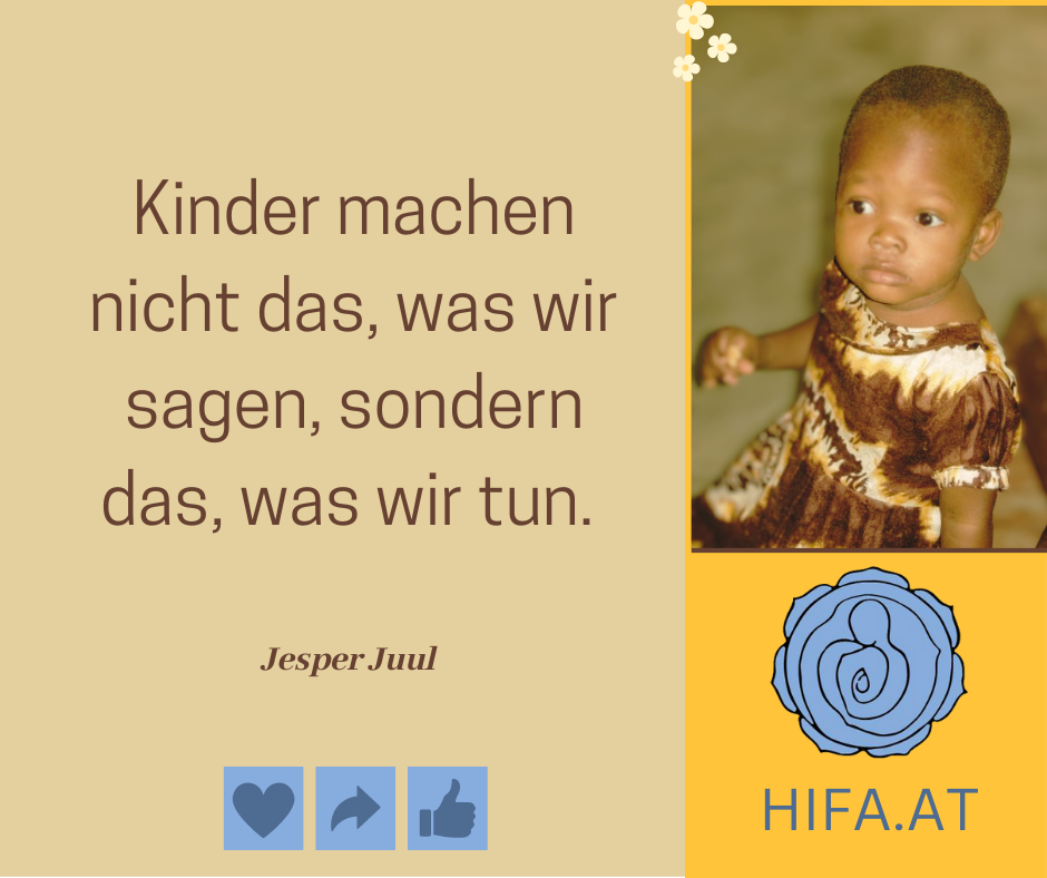 Die Macht des Handelns: Zitat von Jesper Juul über die Einflussnahme von Eltern auf Kinder. Ockergelber Hintergrund mit dem inspirierenden Zitat auf der linken Seite. Auf der rechten Seite oben befindet sich ein Bild eines erstaunten afrikanischen Babys, das in die Kamera schaut. Unten im Bild ist das blaue HIFA.at-Logo und der Link zur Webseite.